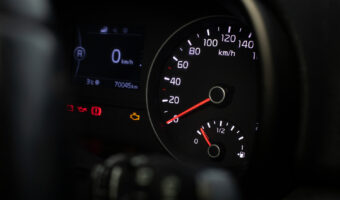 Kontrolka check engine – co oznacza i czy można kontynuować jazdę?
