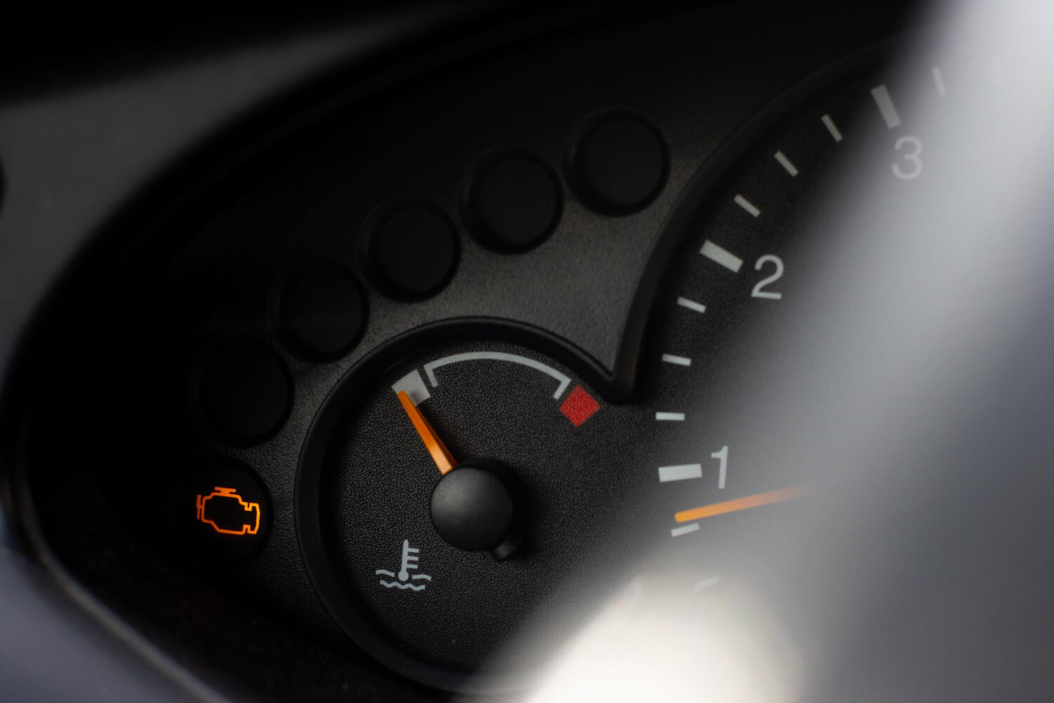 kontrolka check engine – co oznacza i czy można kontynuować jazdę